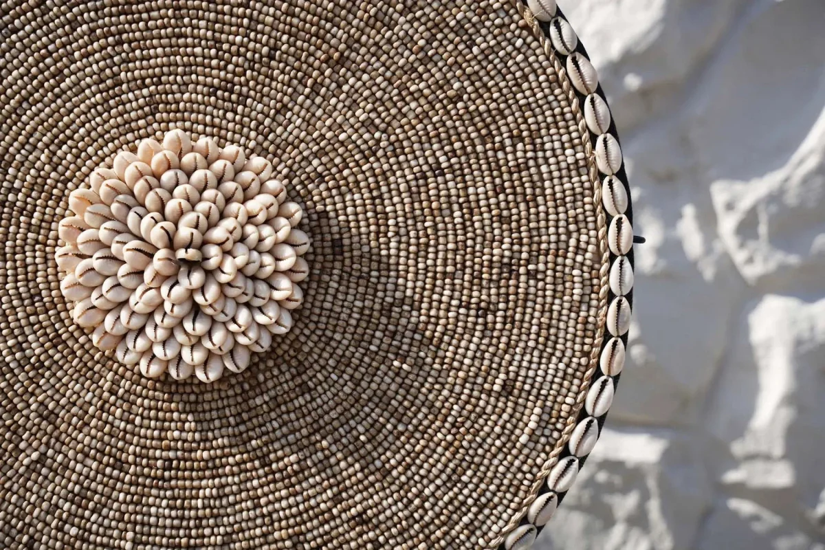 Adorno de conchas Guadeloupe con soporte blanco natural 55 cm - Imagen 4