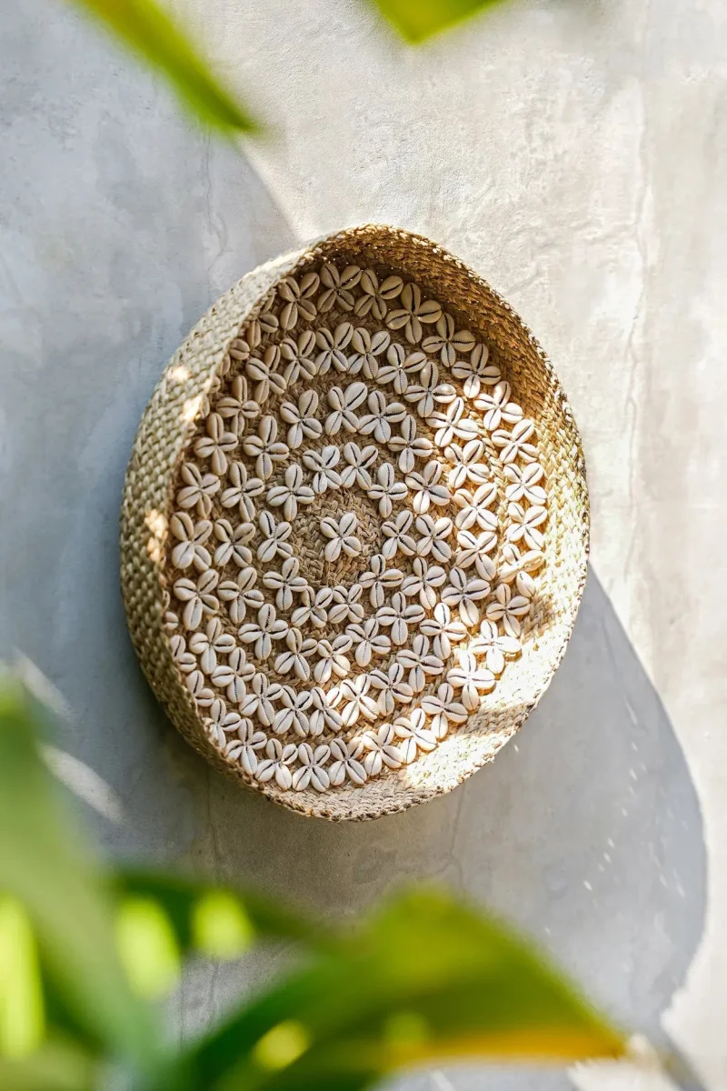 Plato decorativo Costa de fibra vegetal y concha blanco 42 cm - Imagen 4