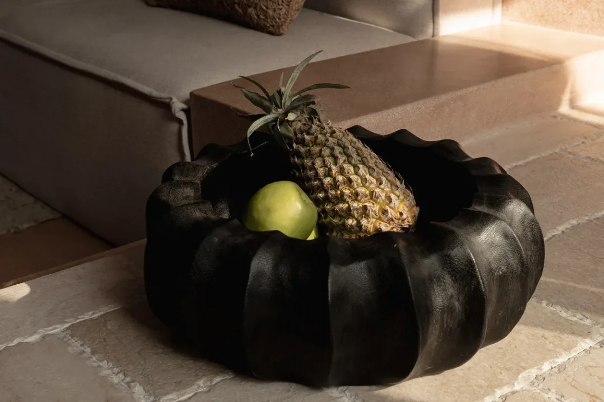 Cuenco escultórico de madera negro - Imagen 3