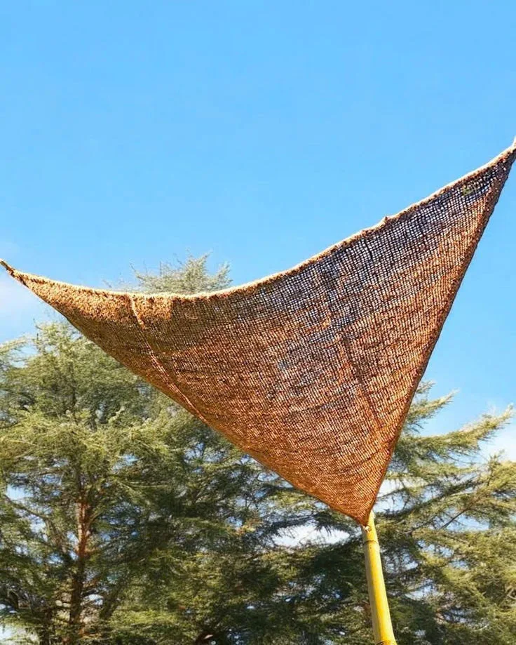 Vela de sombra triangular de fibra de coco natural 350×350 cm - Imagen 3