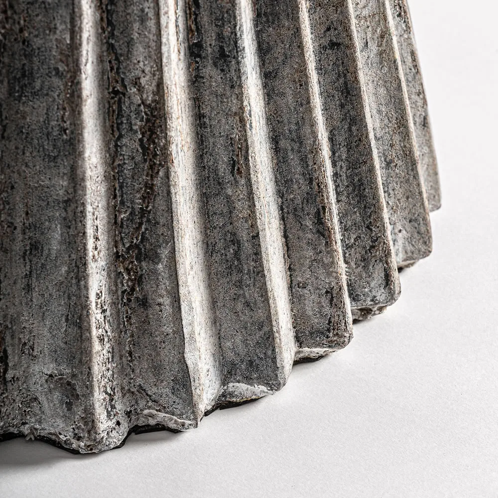 Ánfora decorativa de cemento oscuro Plissé Stone 81 cm - Imagen 5