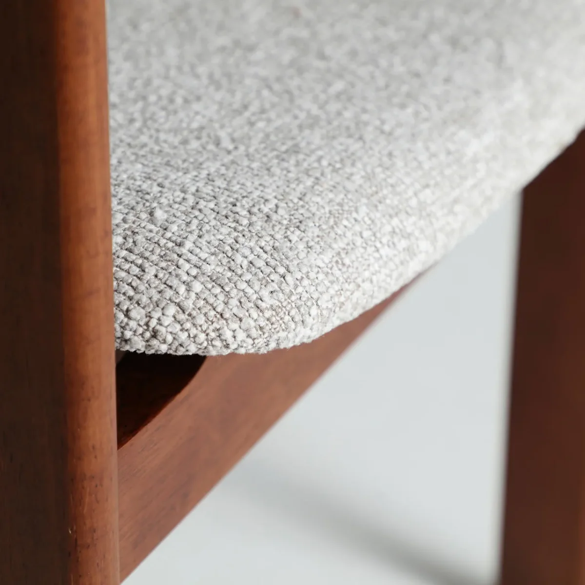 Silla de madera de fresno y tapizado gris Hedel - Imagen 9