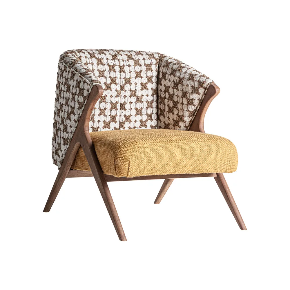Sillón tapizado en ocre y estampado Kalesha