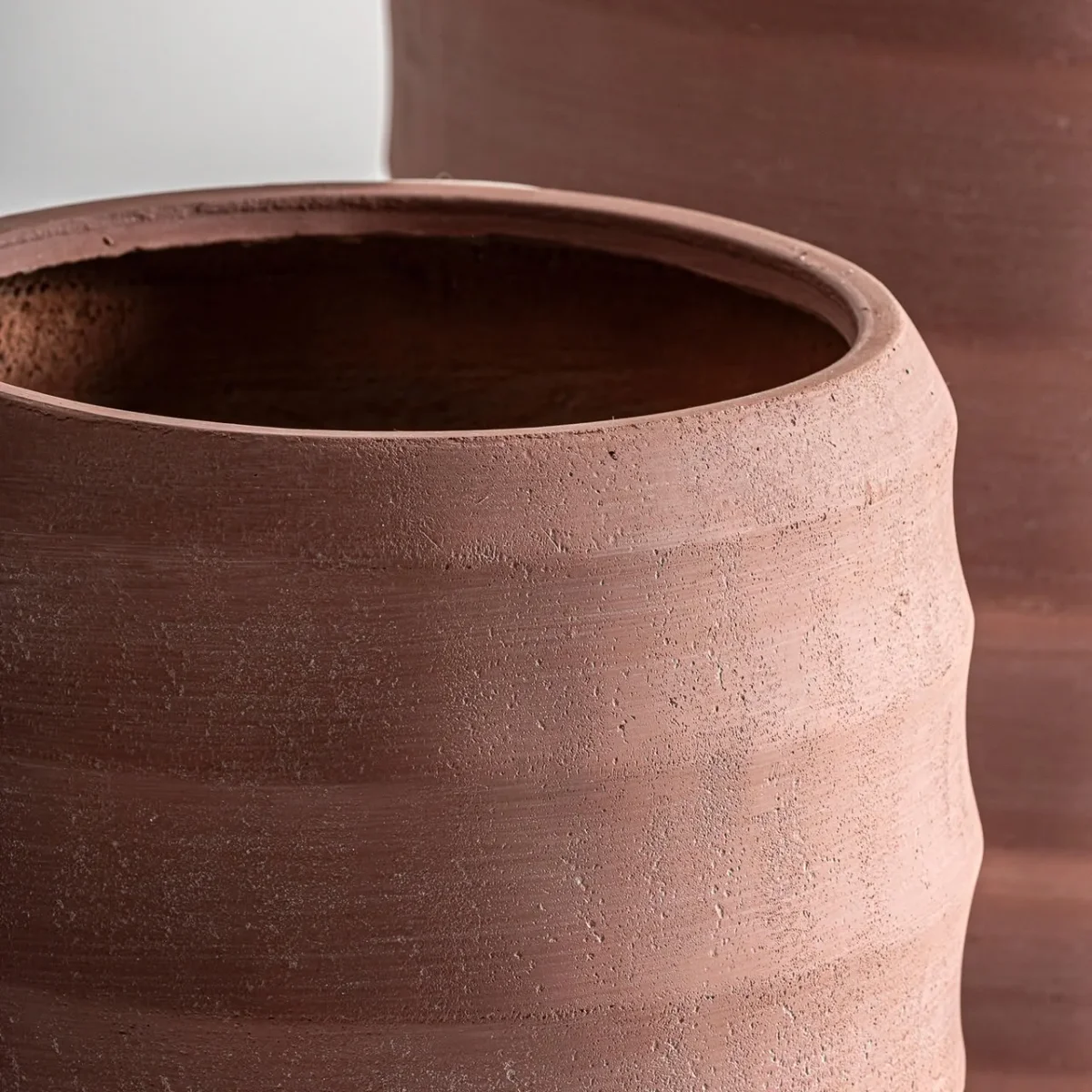 Set de dos maceteros de cerámica color terracota Kora - Imagen 3