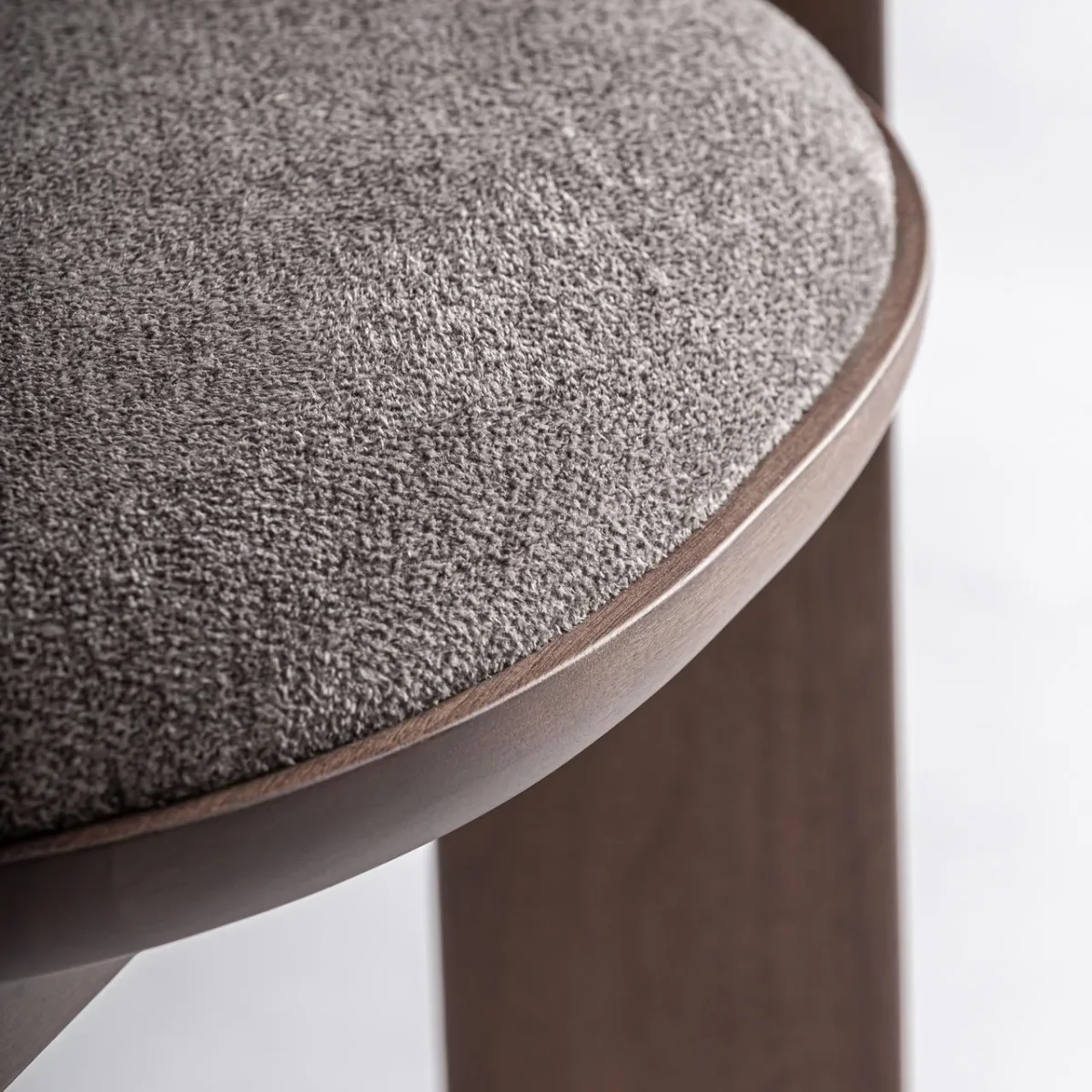 Silla tapizada topo con madera de fresno nogal Devillac - Imagen 7