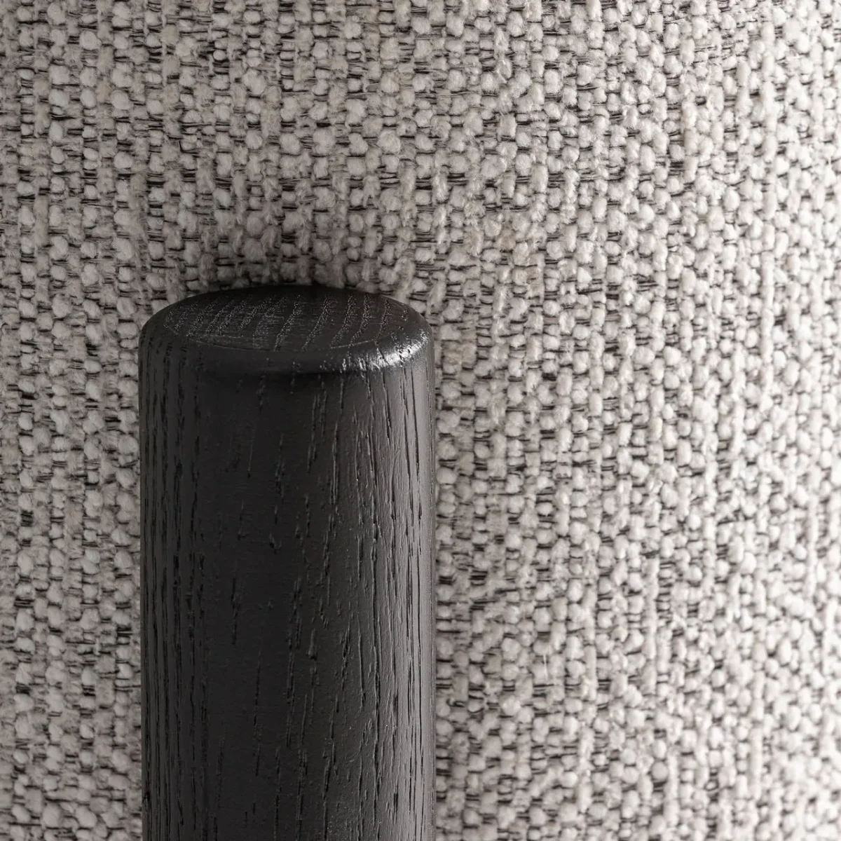 Sillón de madera de fresno negro con tapizado blanco roto Sindhu - Imagen 3