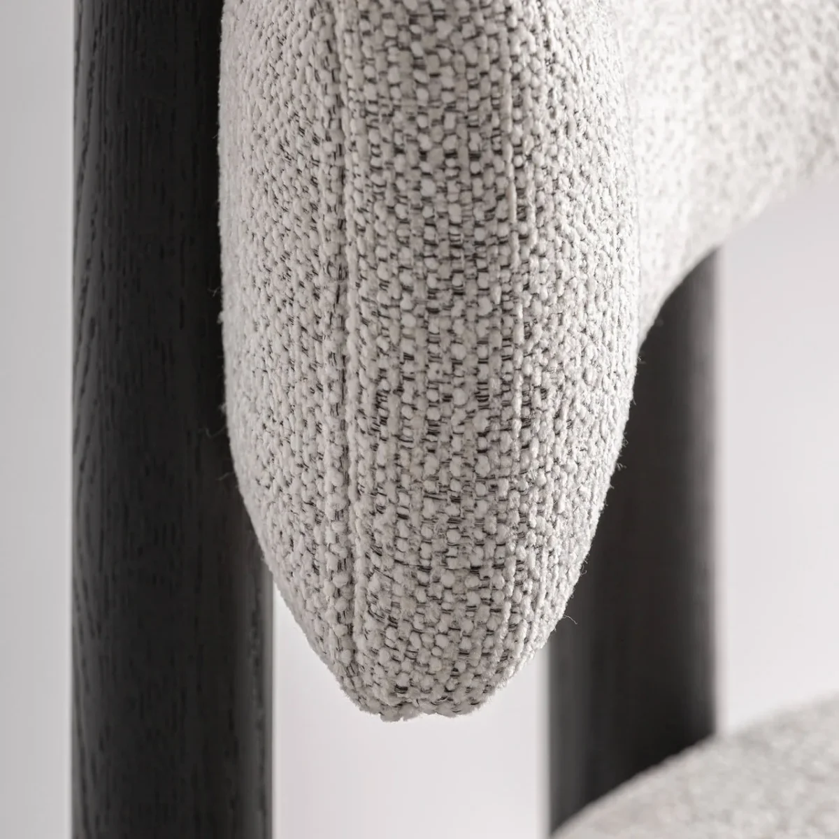 Sillón de madera de fresno negro con tapizado blanco roto Sindhu - Imagen 8
