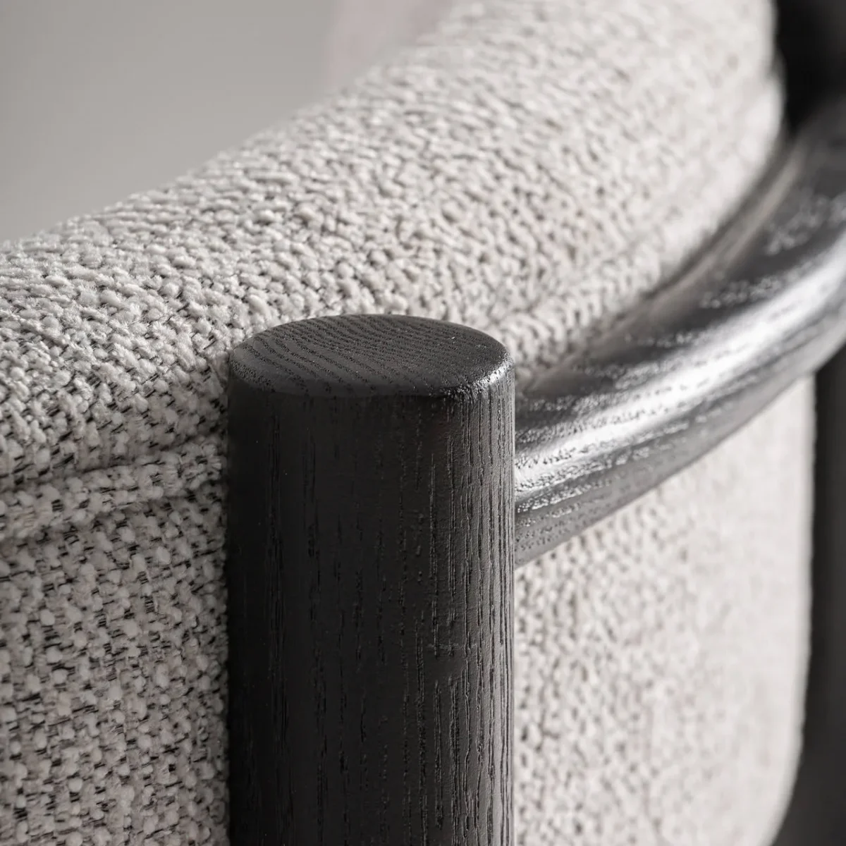 Sillón de madera de fresno negro con tapizado blanco roto Sindhu - Imagen 9