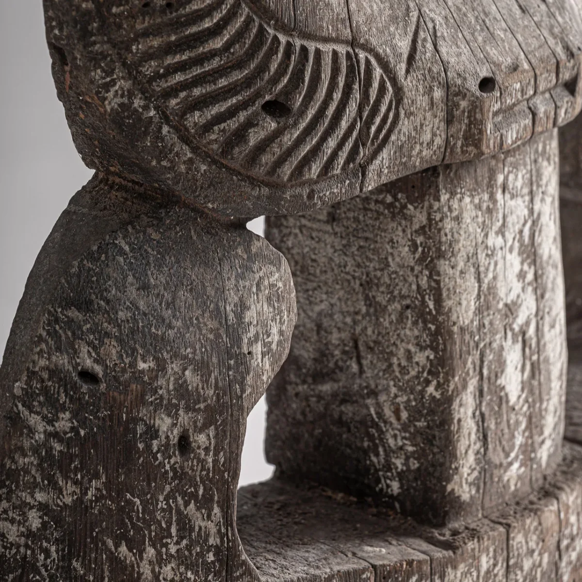 Escultura de pie de madera de suar 45×195 cm Rolho - Imagen 5