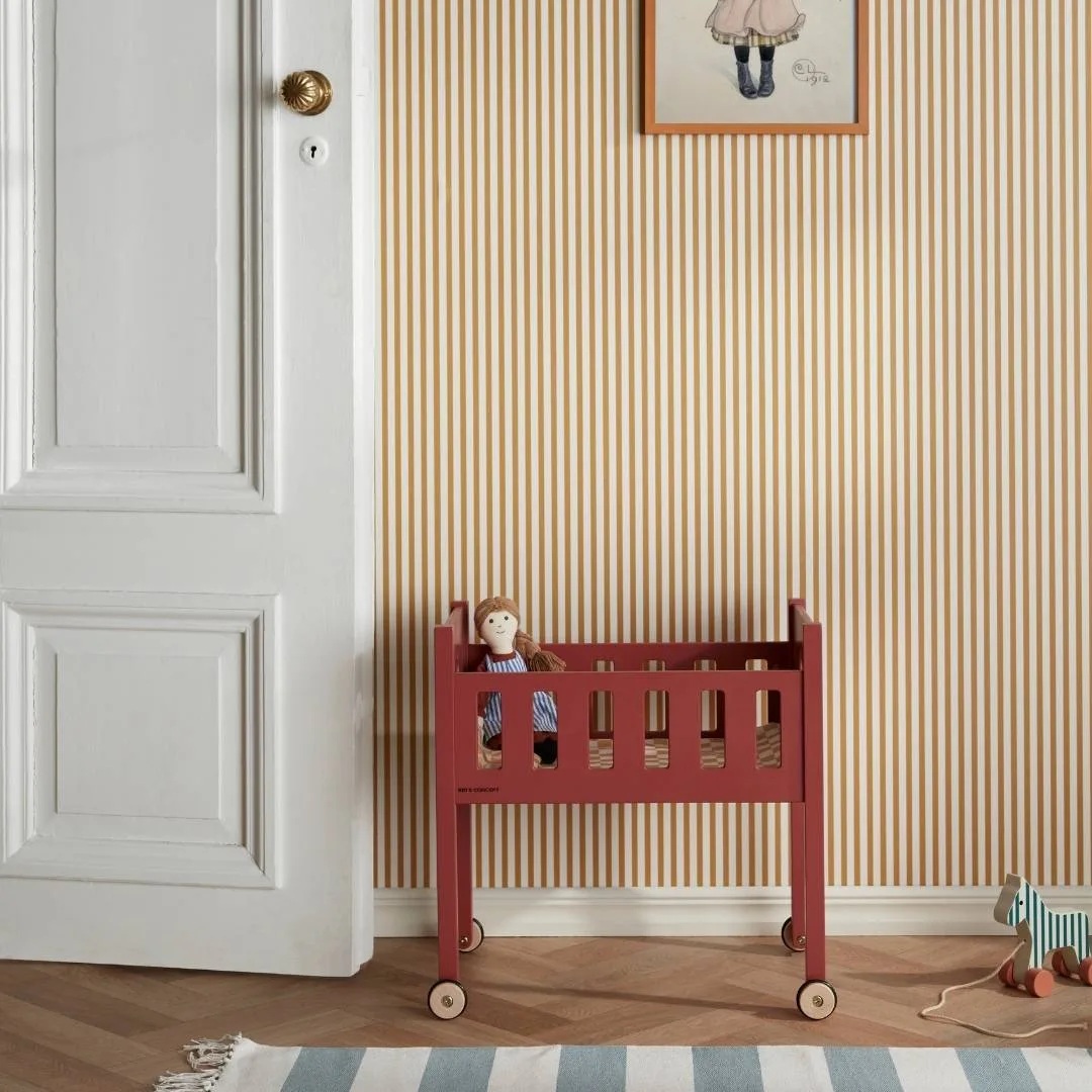 Cama de muñecas de madera con ruedas - Imagen 4